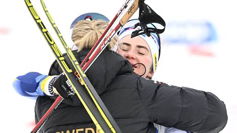 Frida Karlsson ja Ebba Andersson halasivat kaksoisvoiton jälkeen Rukalla lauantaina.