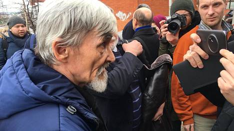 Juri Dmitrijev menossa Petroskoissa oikeudenkäyntiin kuulemaan tuomiotaan.