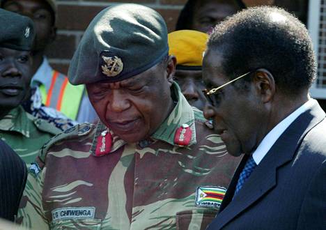 Constantino Chiwenga ja presidentti Robert Mugabe kuvattuna vuonna 2008.