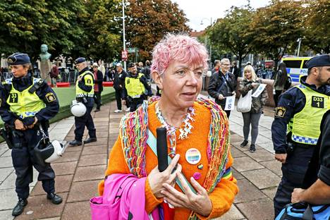 Lisbet Pipping kantoi ihmisoikeuksia vaativan #röstamermänskligt-kampanjan rintamerkkiä.