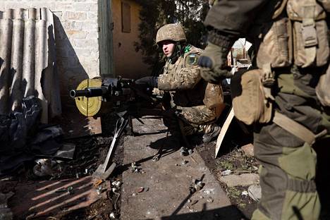 Ukrainalaissotilaita asemissa Bahmutissa. Kaupunkitaistelussa puolustajalla on merkittävä etu hyökkääjään nähden.