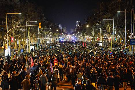 Tuhannet ihmiset ovat protestoineet räppärin pidätystä ympäri Espanjaa. Kuva Barcelonasta torstai-iltana.