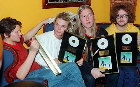 Yhtye pokkasi kultalevyn vuoden 1997 kakkosalbumillaan Playboy. Tuolloin bändin nimi oli vielä pelkkä Rasmus. Janne Heiskanen kuvassa toinen oikealta.