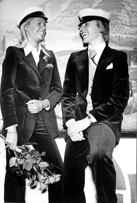 Kumpikin pukeutui 1977 samettipukuun – naisenkin asu on miestenosastolta. Toinen puku oli Mic Macista, toinen Ajanmiehestä.
