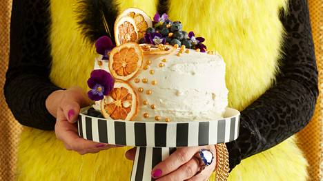 Kuivatut sitruunaviipaleet ovat näyttävä kakun koriste.