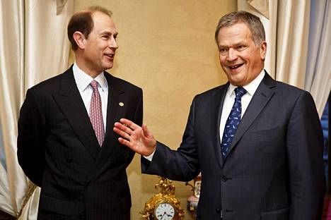Wessexin jaarli, prinssi Edward nauratti tasavallan presidentti Sauli Niinistöä helmikuussa 2015.