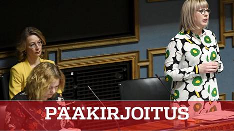 Peruspalveluministeri Krista Kiuru (sd) ja sosiaali- ja terveysministeri Aino-Kaisa Pekonen (vas) eduskunnan kyselytunnilla maaliskuussa. Ministerit ovat saaneet kovaa kritiikkiä koronakriisin hoidosta.