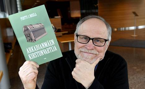 Tilitoimiston eläköitynyt päällikkö Pertti J. Rosila ja muistelmateos Arkadianmäen kirstunvartija.