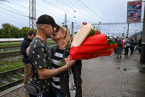 Ukrainalainen mies kuvattuna halaamassa vaimoaan Pokrovskissa.