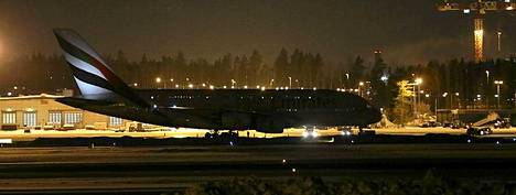Maailman suurin matkustajakone A380 joutui laskeutumaan Helsinki-Vantaalle Moskovan sääolosuhteiden takia.