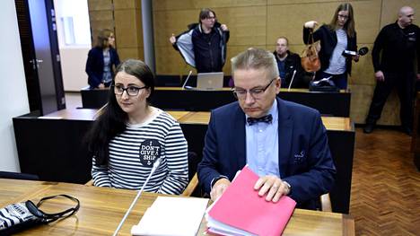 Hanna Huumonen (vas.) ja asianajaja Markku Fredman Helsingin hovioikeudessa 14. lokakuuta 2019.