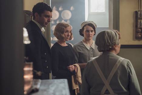 Andy ( Michael Fox), Anna (Joanne Froggatt), Daisy (Sophie McShera) ja rouva Patmore (Lesley Nicol) elokuvasa Downton Abbey: Uusi aikausi.