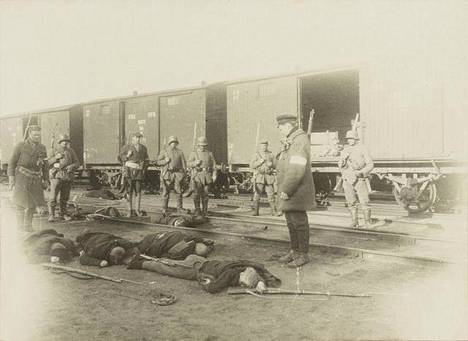 Kaatuneita punakaartilaisia Pasilan asemalla.
