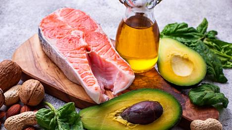 Monityydyttymättömiä rasvoja saa kasviperäisistä öljyistä sekä rasvaisesta kalasta, kuten lohesta.