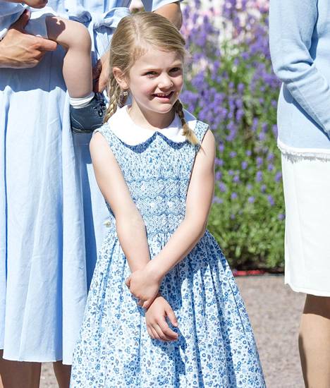 Näin suloisena prinsessa Estelle edusti kruununprinsessa Victorian 40-vuotispäivillä kesällä 2017.