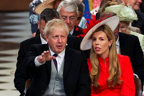 Boris Johnson ja Carrie Johnson vastaanottivat äänekkäät buuaukset saapuessaan katedraalille.