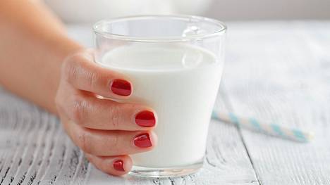 Viralliset ravitsemussuositukset eivät varsinaisesti neuvo juomaan maitoa, vaan mieluummin käyttämään maitotuotteita, kirjoittaa ravitsemusterapeutti Pirjo Saarnia uutuusteoksessaan.