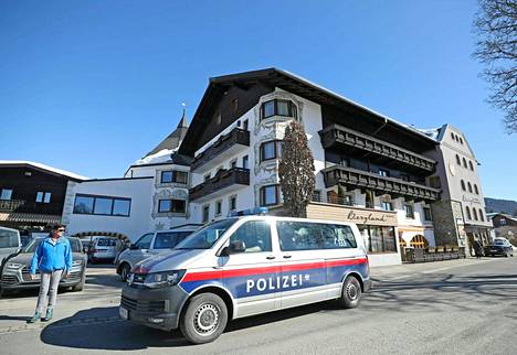 Poliisiauto Itävällan joukkueen hotellin edessä keskiviikkona.