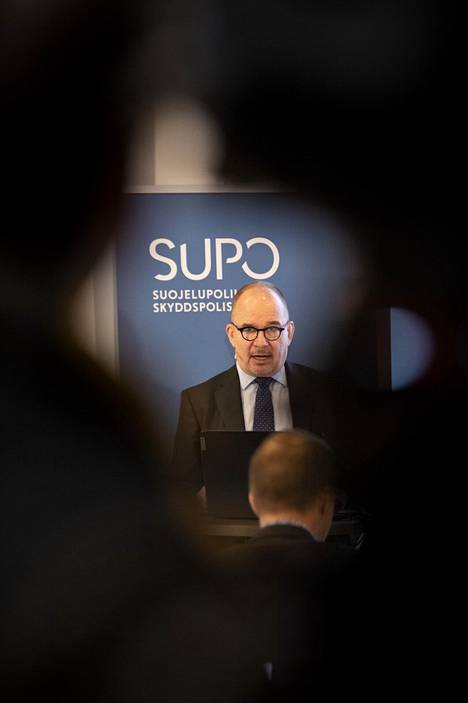 Antti Pelttari Suojelupoliisin tiedotustilaisuudessa syyskuussa 2022.