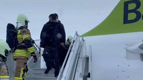 Kuvakaappaus videolta, jossa näkyi matkustajien poistuvan lentokoneesta Riian kentällä.