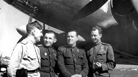 Vasili Reshetkinkov (toinen vasemmalta) Il-4- pommittajan edessä. Kyseisellä konetyypillä hän lensi viisi pommituslentoa Helsinkiä vastaan helmikuussa 1944.