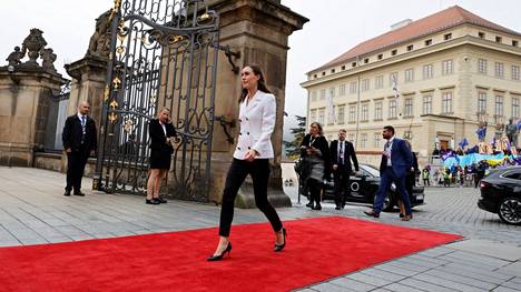 Pääministeri Sanna Marin (sd) osallistuu parhaillaan EU:n jäsenmaiden poliittisen johdon epäviralliseen huippukokoukseen Prahassa.