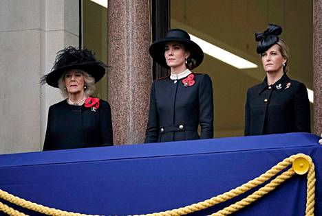 Britannian ulkoministeriön parvekkeen keskipaikalla on nähty perinteisesti kuningatar Elisabet. Sunnuntaina herttuatar Catherine tuurasi selkänsä venäyttänyttä kuningatarta.
