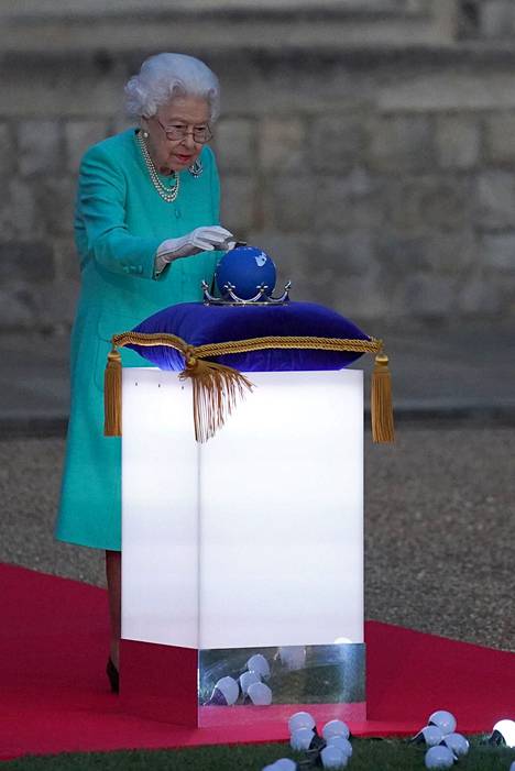 Kuningatar sytytti valojen jonon painamalla maapalloa symboloivaa nappia. 