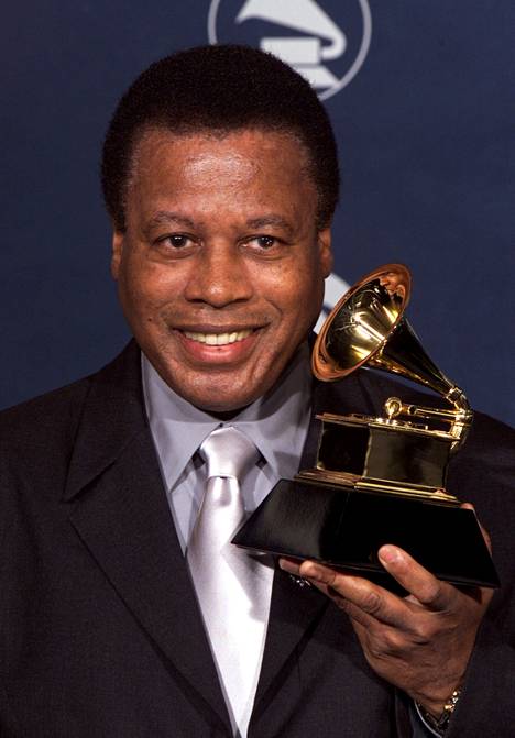 Shorter oli äärimmäisen arvostettu ja kunnioitettu muusikko. Tässä hän vuonna 2000 yhden monista Grammy-palkinnoistaan kanssa.