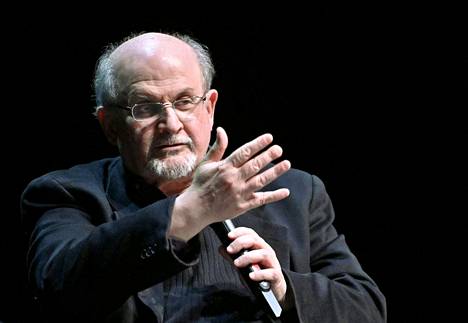 75-vuotias Salman Rushdie on tällä hetkellä hengityskoneessa sairaalassa.