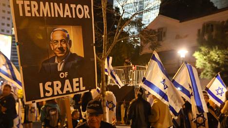 Israelilaiset osoittivat mieltä pääministeri Benjamin Netanjahua vastaan Tel Avivissa lauantaina.