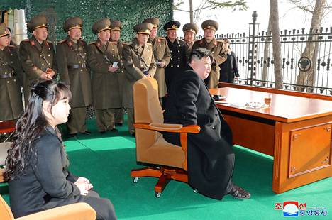 Isä ja tytär katselivat hyökkäysharjoitusta maaliskuussa 2023 Pohjois-Korean valtiollisen median julkaisemassa kuvassa.