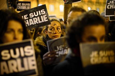 Ranskankielisestä Je suis Charlie -iskulauseesta tuli tammikuussa 2015 koko maailman tuntema. Kuva Lissabonissa tuolloin järjestetystä tukimielenosoituksesta.