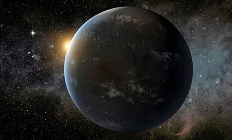 Taiteilijan näkemys aurinkokuntamme ulkopuolisesta eksoplaneetasta.