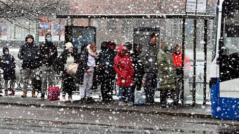 Maaliskuun loppu oli talvinen. Kuvassa sakea lumisade Tampereella 28. maaliskuuta 2022. 