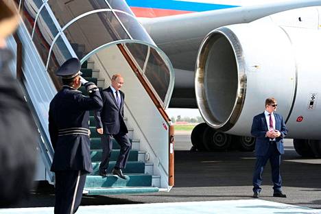 Vladimir Putinille kuuluu diplomaattipassi presidentinvirkansa puolesta. Hänen ukaasillaan diplomaattipasseja on jaettu myös FSB:n ja FSO:n työntekijöille, joita on komennettu ulkomaille ”suojelemaan venäläisiä”.