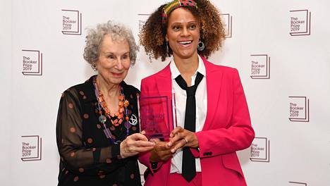Margaret Atwood (vas.) ja Bernardine Evaristo jakoivat Booker-palkinnon.