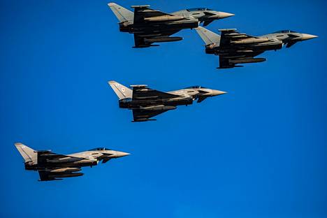 Saksan ja Britannian ilmavoimien Eurofigher-hävittäjät tekivät yhteisen ohilennon Kaivopuiston lentonäytöksessä Helsingissä elokuussa. 