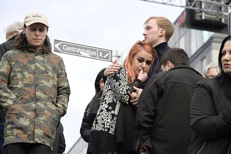 Järkyttyneitä ihmisiä Vasagatanilla lähellä Drottninggatania.