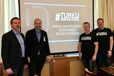 #turkuawakensin toimintaa olivat esittelemässä puuhamiehet Saku Hautala (2.oik.) ja Ari Varjonen (oik.) sekä Turku City Data Oy:n toimitusjohtaja Jussi Vira (vas.) ja Awake.ai:n toimitusjohtaja Karno Tenovuo.