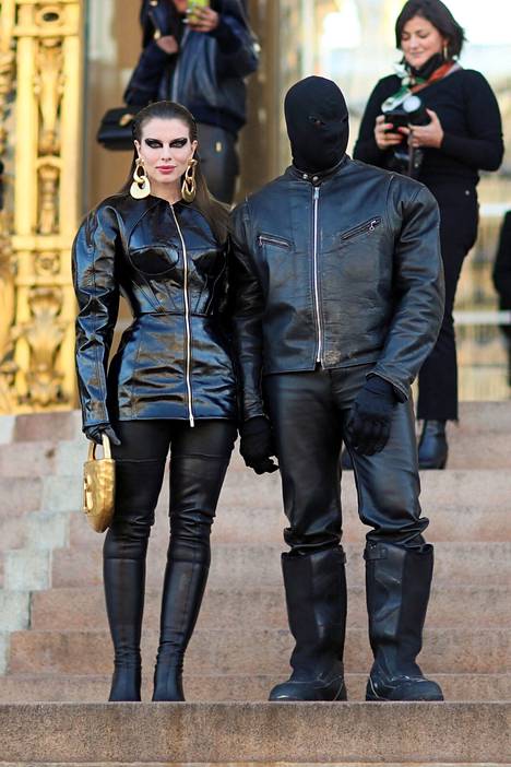 Kanye West ja Julia Fox edustivat yhdessä Pariisissa tammikuussa 2022