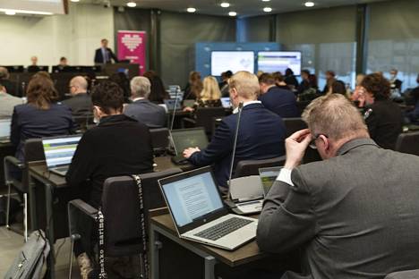 Vantaan ja Keravan hyvinvointialueen aluevaltuuston ensimmäinen kokous pidettiin Vantaalla 8. maaliskuuta. Aluevaltuustot päättävät alueiden johtajien palkoista.