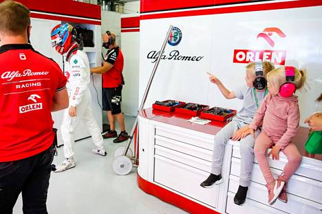 Robinilla ja Riannalla (oik.) riitti ihmeteltävää Alfa Romeon varikkopilttuussa perjantaina. Isä Kimi Räikkönen (toinen vas.) oli harjoituksissa parhaimmillaan jopa kuudes.