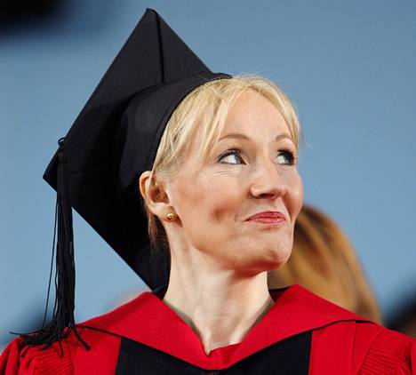 J. K. Rowling sai vuonna 2008 kirjallisuuden kunniatohtorin tutkintotodistuksen.