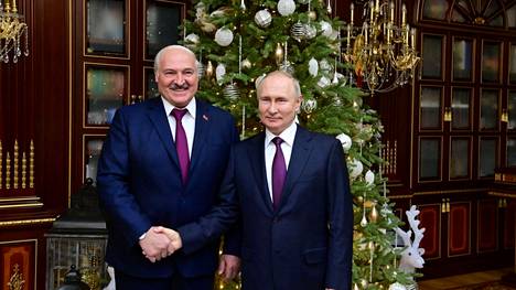 Aljaksandr Lukashenka ja Vladimir Putin kuvattuina maanantaina Minskissä.