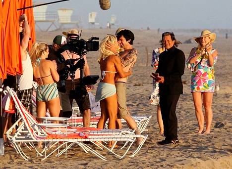 Pam & Tommy -sarjan hääkohtausta kuvattiin kalifornialaisella rannalla. Tosiasiassa Andersonin ja Leen kohuhäitä vietettiin Meksikossa vuonna 1995. 