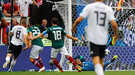 Meksikon Hirving Lozano laukoi ottelun avausmaalin Manuel Neuerin taakse.