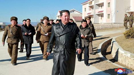 Pohjois-Korean hallitsija Kim Jong-un kuvattiin nahkatakki yllään 16. marraskuuta 2021. 