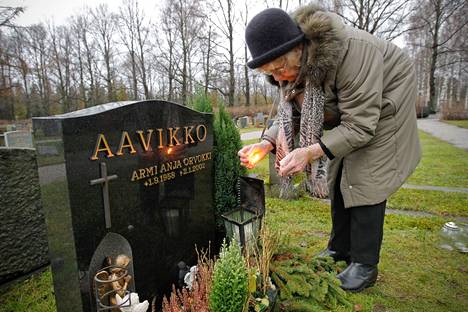 Anja Aavikko sytytti kynttilän tyttärensä haudalla.