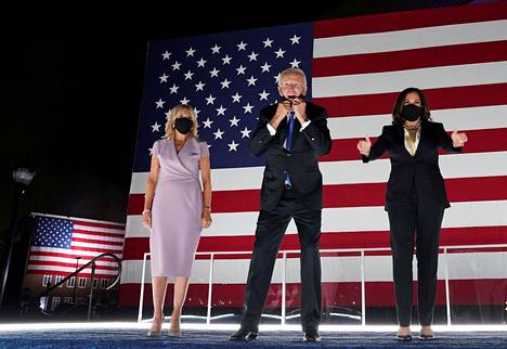 Demokraattien presidenttiehdokas Joe Biden vaimonsa Jillin (vas.) ja varapresidenttiehdokkaansa Kamala Harrisin kanssa demokraattien puoluekokouksessa.